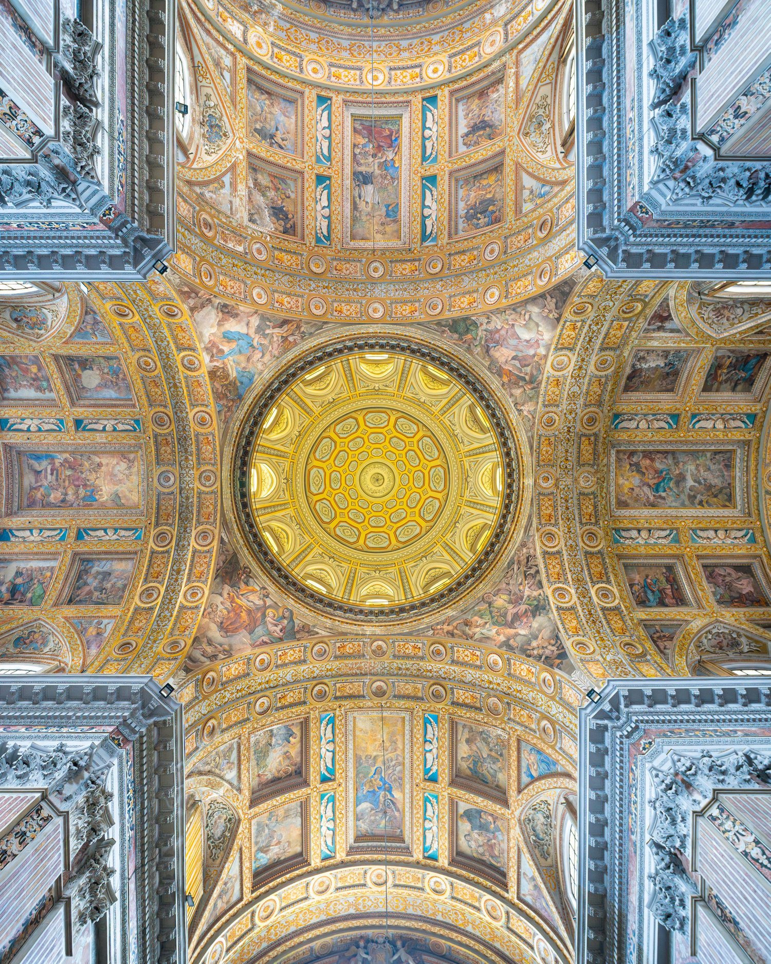 Napoli, Chiesa del Gesù Nuovo, cupola e volte affrescate viste dal basso.